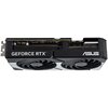 Karta graficzna z dwoma dużymi wentylatorami, na której widoczne są napisy "GEFORCE RTX" oraz "ASUS". W górnej części karty znajdują się elementy elektroniczne i złącza.