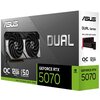 Pudełko karty graficznej ASUS GeForce RTX 5070 Dual OC Edition 12GB DLSS 4 z widocznym zdjęciem karty graficznej z dwoma wentylatorami. Na opakowaniu znajdują się napisy: "ASUS", "DUAL", "OC Edition", "12GB GDDR7 Memory", "PCIe 5.0", "DLSS 4 | Ray Tracing