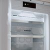 Otwarta zamrażarka z widocznym logo "vestfrost" na przezroczystych szufladach, z wyświetlaczem pokazującym temperaturę "-18" i literą "M" na górnym panelu. Wnętrze jest jasno oświetlone.