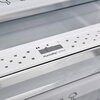 Zbliżenie na panel sterowania wilgotnością w lodówce, z widocznym napisem "Humidity Control" oraz ikonami kropli wody. Panel jest biały z szarymi elementami i ma suwak do regulacji.