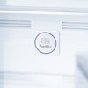 Wnętrze lodówki z widocznym białym panelem i logo "PurifAir" w niebieskim okręgu. Panel posiada również dwa rzędy poziomych otworów wentylacyjnych.