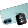 Na zdjęciu widoczny jest zielony telefon z dwoma obiektywami aparatu oraz nakładka na obiektyw z napisem "open" i "IP 17 Camera film". W tle znajduje się logo producenta telefonu w kształcie nadgryzionego jabłka.