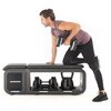 Ławka do ćwiczeń HORIZON Bench HDB70 jest przedstawiona z widocznym logo "HORIZON" na bocznej części. Pod ławką znajdują się hantle i kettlebell, a na ławce opiera się osoba trzymająca hantel.