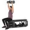 Ławka do ćwiczeń HORIZON Bench HDB70 z widocznym logo "HORIZON" na boku, wyposażona w schowek na hantle i kettlebell. Na ławce znajduje się osoba podnosząca hantle nad głową.