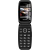 Telefon z klapką w kolorze czarnym, z widocznym logo "maxcom" na dolnej części ekranu. Na wyświetlaczu znajduje się obraz samochodu, a poniżej widoczna jest klawiatura numeryczna z dużymi przyciskami i oznaczeniami literowymi oraz przycisk SOS.