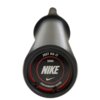 Czarny gryf z widocznym końcem, na którym znajduje się okrągłe logo z napisem "JUST DO IT", "20KG", "NIKE", "PERFORMANCE TESTED" oraz symbolem Nike. Produkt ma gładką, metaliczną powierzchnię.