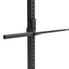 Czarno-szary gryf o długości 220 cm zamocowany na stojaku z widocznymi oznaczeniami liczbowymi od 5 do 21. Na stojaku znajduje się logo Nike.
