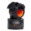 Czarno-pomarańczowy zacisk na gryf z widocznym logo Nike w kolorze pomarańczowym. Produkt ma teksturowaną, pomarańczową powierzchnię wewnętrzną i metalowe elementy mocujące.