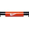 Na zdjęciu widoczny jest fragment gryfu z czerwonym elementem, na którym znajduje się białe logo Nike w kształcie łyżwy. Po bokach czerwonego elementu znajdują się czarne części gryfu.