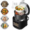 Multicooker z otwartą pokrywą, w którym gotowane są różne potrawy, w tym warzywa, mięso i jajka, z widocznym panelem sterowania z przyciskami i wyświetlaczem. Obok urządzenia znajdują się dodatkowe akcesoria, takie jak łyżka i miarka, oraz przykłady potra