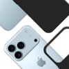 Na zdjęciu widoczne jest etui w kolorze grafitowym oraz fragment telefonu z trzema obiektywami aparatu i logo w kształcie nadgryzionego jabłka. Etui ma wycięcie na aparat, a jego krawędzie są zaokrąglone.