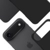 Czarne etui na telefon z wycięciem na aparat i logo w kształcie jabłka. Widoczne są detale konstrukcji, takie jak gładka powierzchnia i otwory na przyciski.