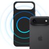 Czarne etui z okrągłym, niebieskim wzorem na środku jest widoczne obok smartfona z logo w kształcie jabłka. Etui ma wycięcie na aparat i jest przeznaczone do modelu Apple iPhone 17 Air.