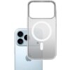 Przezroczyste etui z białym okręgiem na środku, przeznaczone do telefonu z trzema obiektywami aparatu. W tle widoczny jest fragment tylnej części telefonu z logo w kształcie nadgryzionego jabłka.