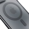 Przedstawione zdjęcie ukazuje zbliżenie na tylną część etui na telefon, które jest przezroczyste z widocznym okrągłym wzorem i logo w kształcie jabłka. Etui ma gładką powierzchnię i prostokątny element poniżej okręgu.