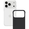 Na zdjęciu widoczny jest biały smartfon z trzema obiektywami aparatu oraz czarne etui z wycięciem na aparat. Na telefonie znajduje się logo w kształcie nadgryzionego jabłka.