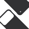 Czarne etui o matowym wykończeniu z wycięciem na aparat i otworem na przycisk, widoczne są detale konstrukcji. Na etui znajduje się niewielkie logo producenta.