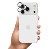 Na zdjęciu widać dłoń trzymającą biały smartfon z logo jabłka, z trzema obiektywami aparatu, na które nałożona jest czarna nakładka ochronna. Nakładka ma okrągłe wycięcia dopasowane do obiektywów aparatu.