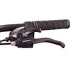 Zbliżenie na uchwyt roweru górskiego z widocznym mechanizmem zmiany biegów i hamulcem. Na mechanizmie znajduje się napis "SHIMANO", a na dźwigni hamulca widoczny jest napis "V-BRAKE".