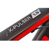 Zbliżenie na ramę roweru górskiego z widocznym napisem "X-PULSER 1.9" na czarnym tle oraz czerwonym akcentem. Obok znajduje się napis "HARDTAIL" w kolorze czerwonym na czarnym tle.
