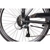 Zdjęcie przedstawia tylne koło roweru trekkingowego z widocznym mechanizmem przerzutki oraz łańcuchem. Na elemencie przerzutki widoczny jest napis "Shimano".