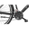 Czarno-szary rower trekkingowy z widocznym mechanizmem korbowym, łańcuchem i pedałem, na ramie widoczny fragment napisu "INDIANA". Koło roweru ma oponę z białym paskiem na boku.