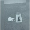 Na zdjęciu widoczne są białe słuchawki douszne z etui ładującym marki Nokia oraz zapakowany w folię przewód USB z instrukcją obsługi. Na etui i instrukcji znajduje się logo "NOKIA".