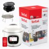 Na zdjęciu znajduje się multicooker marki Tefal z wyświetlaczem dotykowym, obok którego widoczny jest czerwony kartonik z napisem "Tefal" oraz metalowy ruszt. Na kartoniku znajdują się zdjęcia produktu i napis "COOK4ME TOUCH PRO", a na ekranie multicooker