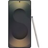 Smartfon z dużym ekranem, na którym widoczny jest ciemny motyw z literą "S", obok znajduje się rysik w jasnym kolorze. Produkt to "Smartfon SAMSUNG Galaxy S25 Ultra 5G 12/1TB 6.9" 120Hz Tytanowy Czarny Plus SM-S938".