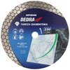 Tarcza do cięcia z napisem "DEDRA TARCZA DIAMENTOWA" oraz oznaczeniem "HP1046" i "230 mm". Widoczne są piktogramy dotyczące bezpieczeństwa, a także specyfikacje: "max 6600 min⁻¹", "80 m/s", "Ø 230 / 22,2 mm", "EN13236", "01/2025".