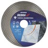 Na zdjęciu znajduje się tarcza diamentowa z widocznym logo "DEDRA" oraz oznaczeniami: "HP1052", "TARCZA DIAMENTOWA", "125 mm", "max 12200 min⁻¹", "80 m/s", "⌀125/22,2 mm", "EN13236", "01/2025". Tarcza ma wzór siatki na krawędzi i ilustrację cięcia marmuru