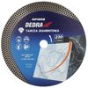 Na zdjęciu znajduje się tarcza diamentowa z napisem "DEDRA HP1056 TARCZA DIAMENTOWA" oraz oznaczeniem "230 mm". Widoczne są również piktogramy dotyczące bezpieczeństwa, specyfikacje techniczne "max 6600 min⁻¹, 80 m/s, Ø 230 / 22,2 mm" oraz oznaczenie "EN1
