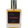 Przedstawione zdjęcie ukazuje prostokątną butelkę perfum z przezroczystego szkła, wypełnioną żółtawym płynem. Na czarnej etykiecie widnieje tekst: "euphoria car PHOBIA No. 2 CAR FRAGRANCE".