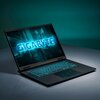 Laptop z podświetlaną klawiaturą i ekranem, na którym widnieje napis "GIGABYTE" w niebieskim kolorze. Urządzenie znajduje się na gładkiej powierzchni, a tło jest w odcieniach zieleni.