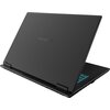 Czarny laptop z widocznym logo "GIGABYTE" na pokrywie, częściowo otwarty, ukazujący podświetloną klawiaturę w kolorze niebieskim. Obudowa ma matowe wykończenie, a zawiasy są solidne i masywne.