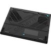 Czarny spód laptopa z wyraźnymi wzorami wentylacyjnymi i geometrycznymi, z dużym napisem "GIGABYTE" oraz mniejszym "GAMING". Na powierzchni znajdują się także niebieskie akcenty oraz różnorodne tekstury i otwory wentylacyjne.