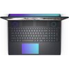 Na zdjęciu widoczny jest laptop z charakterystycznym podświetlanym logo w kształcie głowy obcego na pokrywie. Obudowa laptopa ma ciemny kolor, a w dolnej części znajdują się różne porty i złącza, w tym HDMI, USB oraz Ethernet.