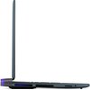 Laptop w kolorze ciemnoszarym jest przedstawiony z boku, z otwartą pokrywą ekranu pod kątem prostym. Na dolnej części obudowy widoczne są otwory wentylacyjne oraz delikatne podświetlenie.