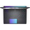 Na zdjęciu widoczny jest laptop z charakterystycznym podświetlanym logo w kształcie głowy obcego na obudowie. Laptop ma nowoczesny design z licznymi portami z tyłu, a jego obudowa ma metaliczne wykończenie.