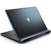 Laptop w kolorze ciemnoszarym jest przedstawiony z profilu, z otwartą pokrywą. Na obudowie widoczne są otwory wentylacyjne oraz porty, a całość ma nowoczesny i smukły design.