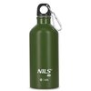 Zielona butelka turystyczna o pojemności 550 ml z logo "NILS CAMP" oraz symbolem śnieżynki i oznaczeniem "0.55L" na powierzchni. Butelka posiada czarny korek z metalowym karabińczykiem.