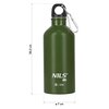 Zielona butelka turystyczna o pojemności 550 ml z czarnym uchwytem i metalowym karabińczykiem. Na butelce znajduje się logo "NILS" oraz oznaczenia "0.55L" i ikona płatka śniegu; wymiary to 20,3 cm wysokości i 7 cm średnicy.