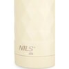 Beżowa butelka termiczna o pojemności 750 ml z widocznym logo "NILS CAMP" na dolnej części. Powierzchnia butelki ma delikatny, geometryczny wzór.