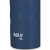Niebieska butelka termiczna o pojemności 750 ml z widocznym logo "NILS CAMP" na powierzchni. Butelka ma delikatnie fakturowaną powierzchnię z geometrycznym wzorem.