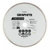 Na zdjęciu widoczna jest tarcza do cięcia z napisem "GRAPHITE" oraz oznaczeniami technicznymi: "Ø 230 x 22.2 mm", "EN13236", "Tarcza diamentowa", a także piktogramami dotyczącymi bezpieczeństwa i użytkowania. Na dole znajduje się adres strony "graphite.pl