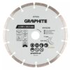 Na zdjęciu znajduje się tarcza do cięcia z napisem "GRAPHITE" oraz oznaczeniami: "57T314", "Ø 230 x 22.2 mm", "EN13236", "Tarcza diamentowa", "7 mm", "2,6 mm", "02/2025", a także piktogramy dotyczące zastosowania i bezpieczeństwa. Widoczne są również symb