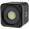 Kompaktowa lampa LED w kształcie sześcianu z widocznym centralnym źródłem światła otoczonym diodami, posiada czarną obudowę z teksturowanymi bokami i metalowym gwintem montażowym. Na górnej części obudowy znajduje się panel z przyciskami i wyświetlaczem.