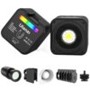 Kompaktowa lampa LED ULANZI L3 RGB, WB, 2700 - 7000K, z widocznym panelem LED i kolorowym wskaźnikiem na obudowie, otoczona różnymi akcesoriami. Na obudowie znajduje się tekst: "Ulanzi L3 CCT/RGB 3W, 2500-9000K CCT, 0-360 RGB, 7.4V 800mAh, 5V/1A, ROHS".