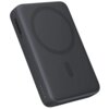 Szary powerbank z zaokrąglonymi krawędziami, na którym widoczny jest wzór w kształcie okręgu oraz napis "10000 mAh". Na boku urządzenia znajdują się cztery małe diody, z których jedna świeci na pomarańczowo.