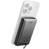 Szary powerbank AUKEY PB-MS06 MagSafe 10000 mAh 30W PD + Qi2 jest przymocowany do tylnej części telefonu, z widocznym logo AUKEY na górze. Na dolnej części powerbanka znajdują się oznaczenia techniczne oraz symbole certyfikacji CE i Qi.